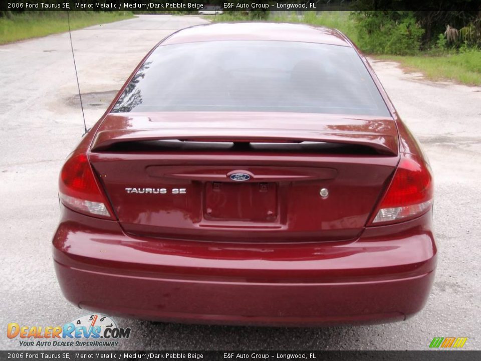 2006 Ford Taurus SE Merlot Metallic / Medium/Dark Pebble Beige Photo #6