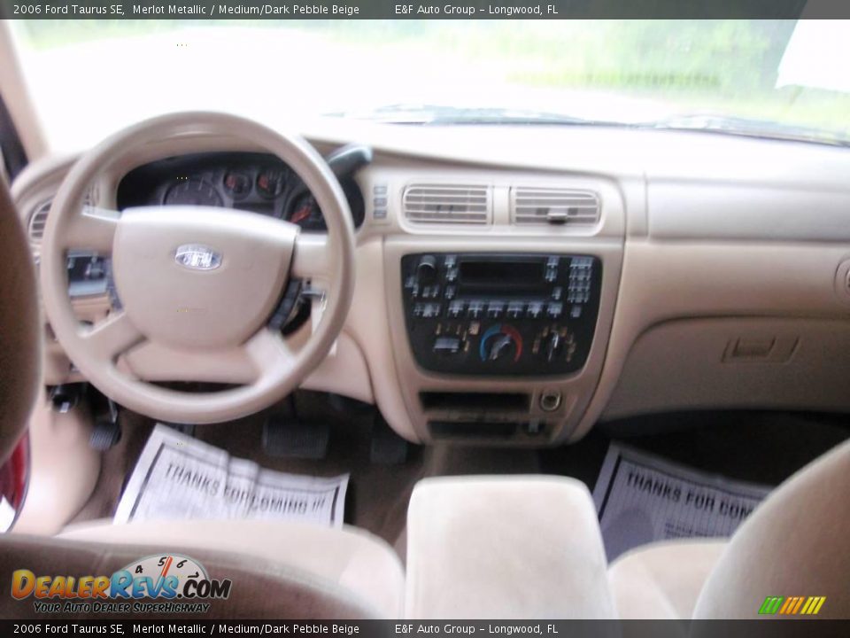 2006 Ford Taurus SE Merlot Metallic / Medium/Dark Pebble Beige Photo #7
