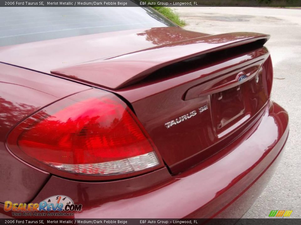 2006 Ford Taurus SE Merlot Metallic / Medium/Dark Pebble Beige Photo #8