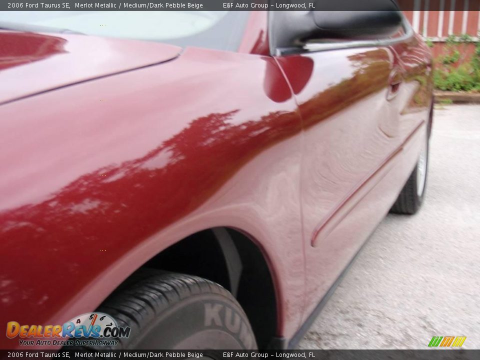 2006 Ford Taurus SE Merlot Metallic / Medium/Dark Pebble Beige Photo #10