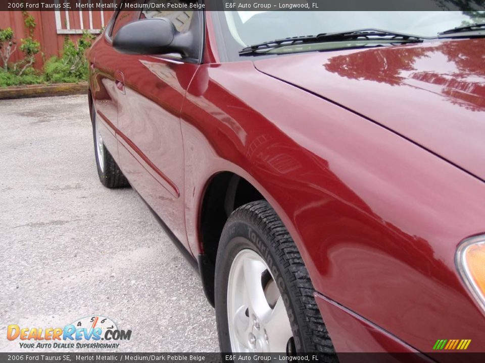 2006 Ford Taurus SE Merlot Metallic / Medium/Dark Pebble Beige Photo #11