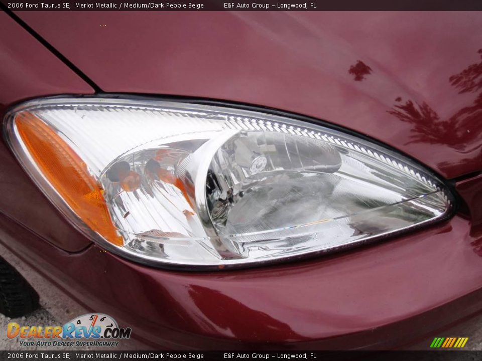 2006 Ford Taurus SE Merlot Metallic / Medium/Dark Pebble Beige Photo #12