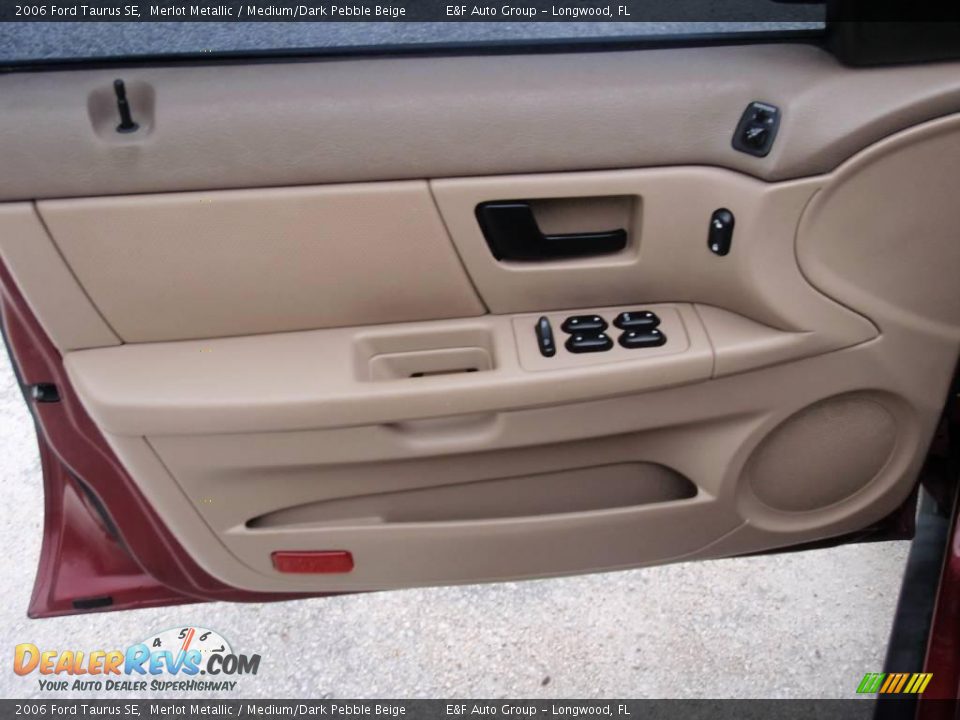 2006 Ford Taurus SE Merlot Metallic / Medium/Dark Pebble Beige Photo #13