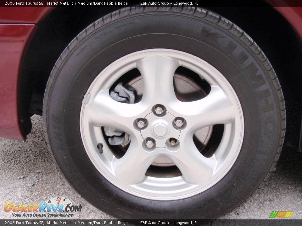 2006 Ford Taurus SE Merlot Metallic / Medium/Dark Pebble Beige Photo #16