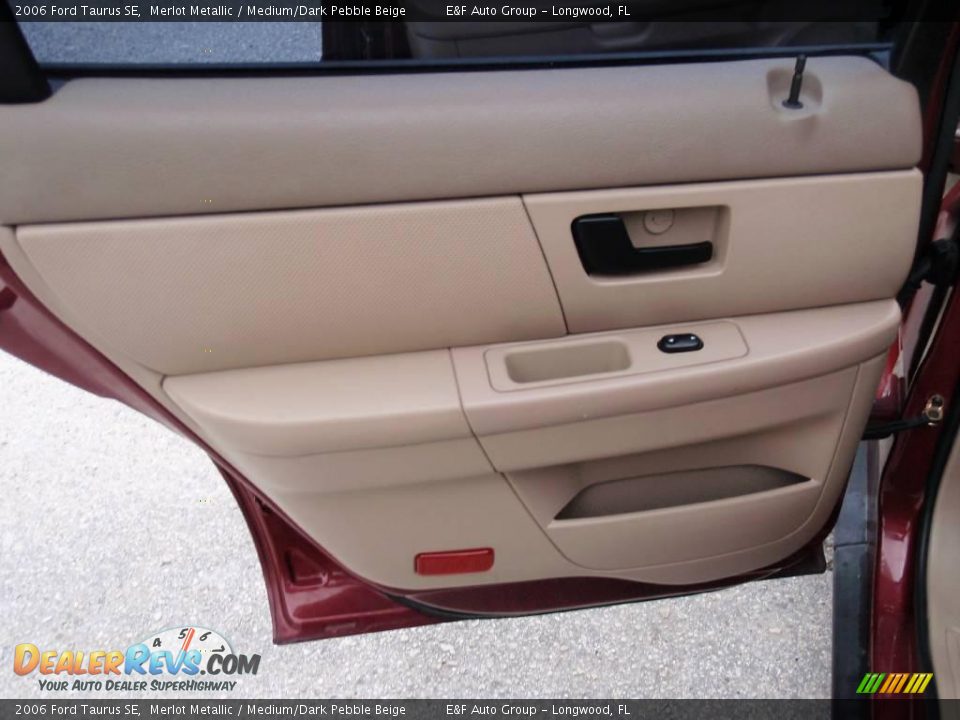 2006 Ford Taurus SE Merlot Metallic / Medium/Dark Pebble Beige Photo #17
