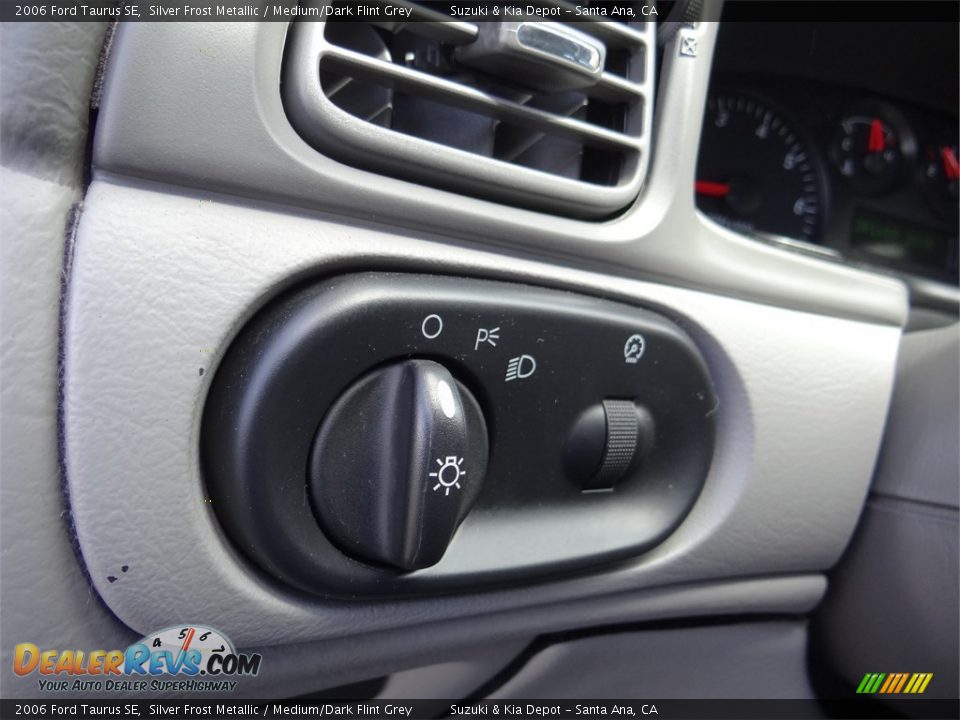 2006 Ford Taurus SE Silver Frost Metallic / Medium/Dark Flint Grey Photo #17