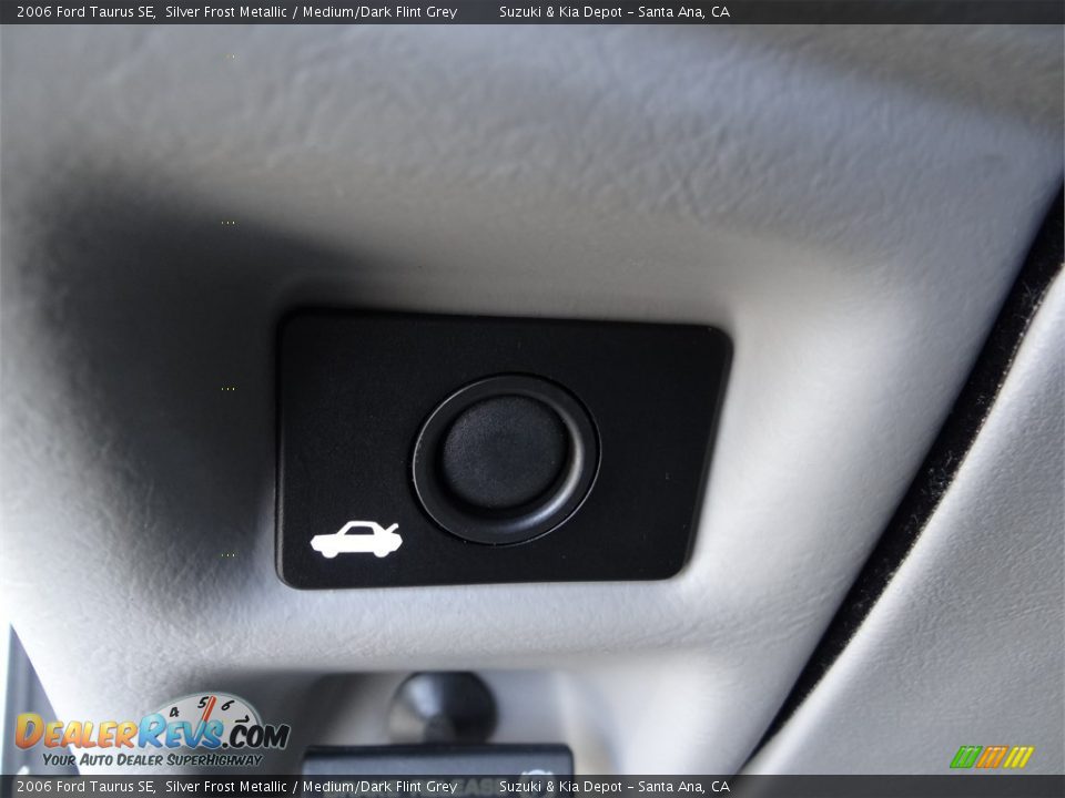 2006 Ford Taurus SE Silver Frost Metallic / Medium/Dark Flint Grey Photo #18