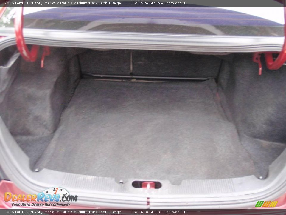 2006 Ford Taurus SE Merlot Metallic / Medium/Dark Pebble Beige Photo #18