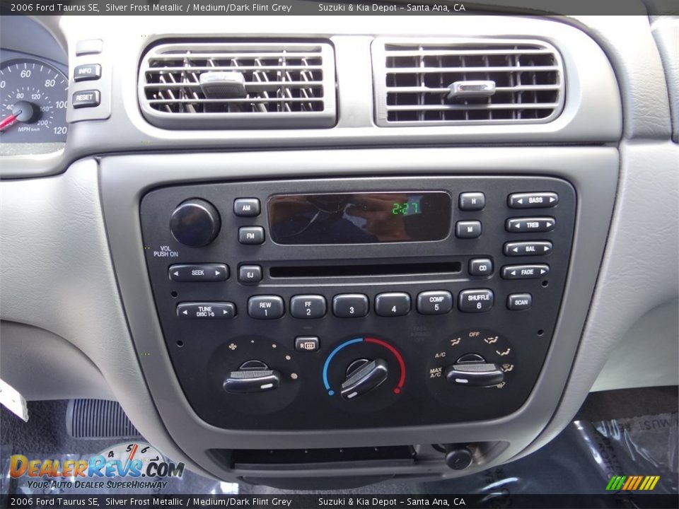 2006 Ford Taurus SE Silver Frost Metallic / Medium/Dark Flint Grey Photo #22