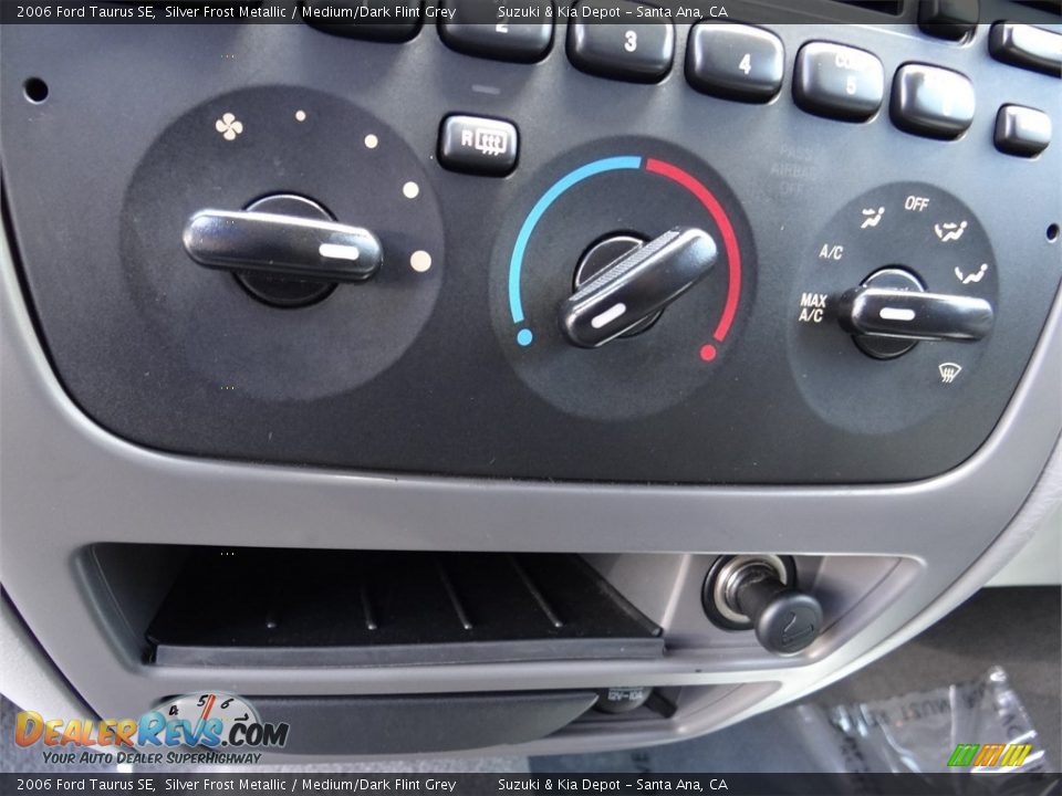 2006 Ford Taurus SE Silver Frost Metallic / Medium/Dark Flint Grey Photo #24