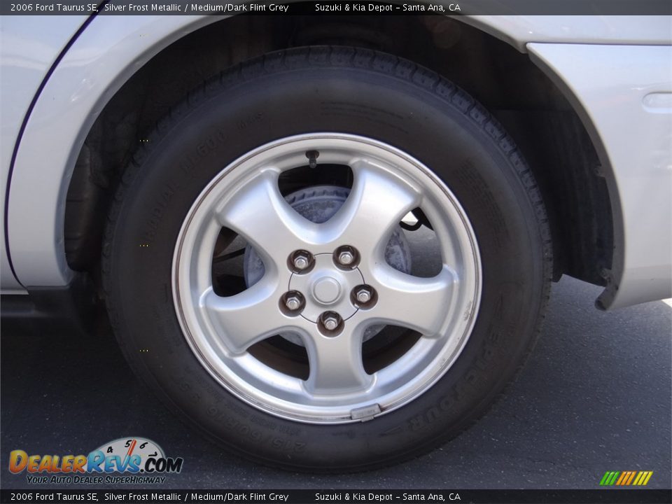 2006 Ford Taurus SE Silver Frost Metallic / Medium/Dark Flint Grey Photo #25