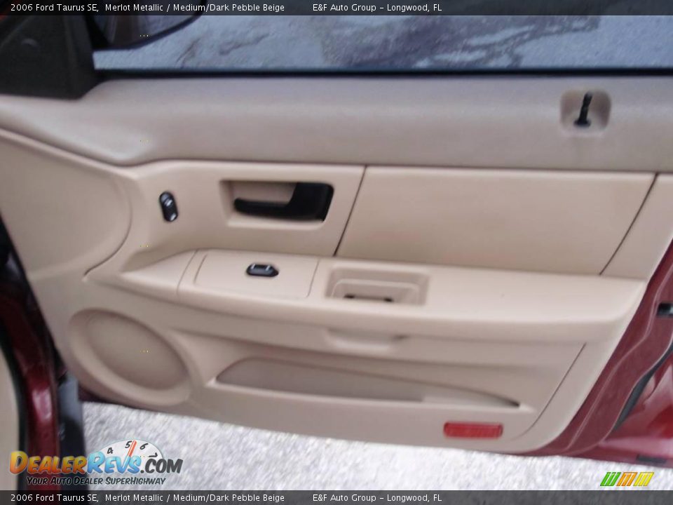 2006 Ford Taurus SE Merlot Metallic / Medium/Dark Pebble Beige Photo #22