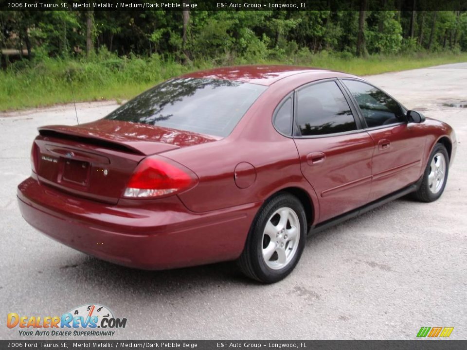 2006 Ford Taurus SE Merlot Metallic / Medium/Dark Pebble Beige Photo #23