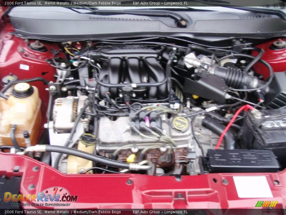 2006 Ford Taurus SE Merlot Metallic / Medium/Dark Pebble Beige Photo #24