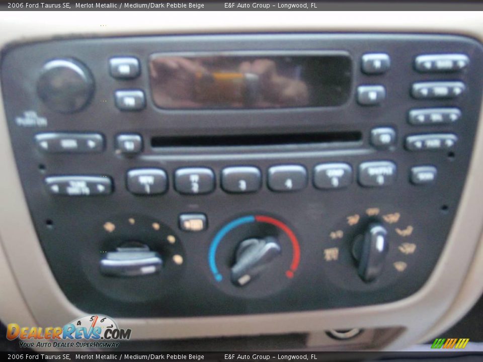 2006 Ford Taurus SE Merlot Metallic / Medium/Dark Pebble Beige Photo #25