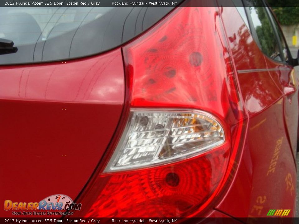 2013 Hyundai Accent SE 5 Door Boston Red / Gray Photo #22