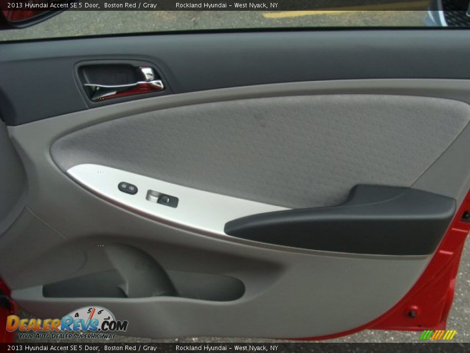 2013 Hyundai Accent SE 5 Door Boston Red / Gray Photo #24