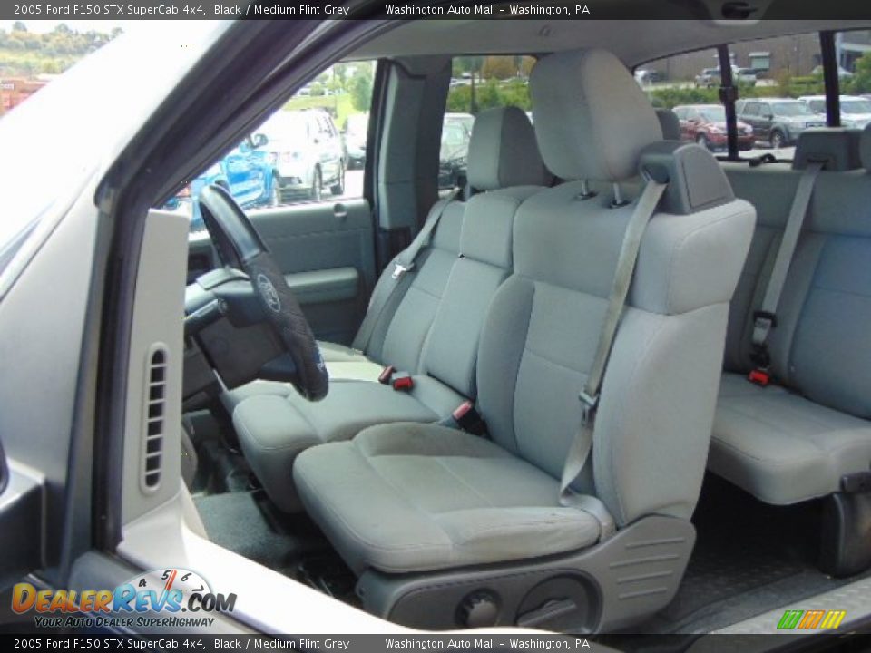 Front Seat of 2005 Ford F150 STX SuperCab 4x4 Photo #12