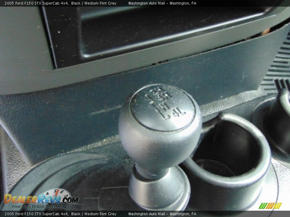 2005 Ford F150 STX SuperCab 4x4 Black / Medium Flint Grey Photo #16