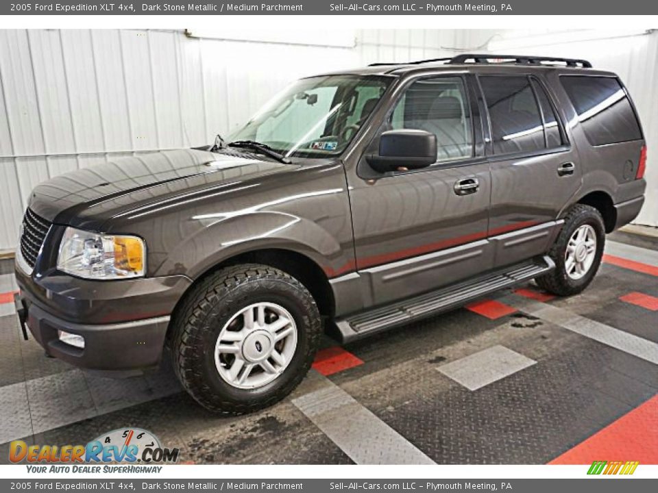 Front 3/4 View of 2005 Ford Expedition XLT 4x4 Photo #2