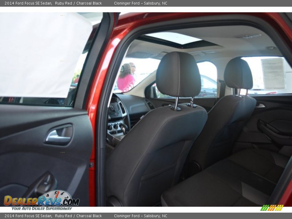 2014 Ford Focus SE Sedan Ruby Red / Charcoal Black Photo #8