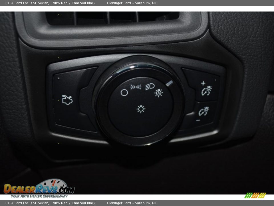 2014 Ford Focus SE Sedan Ruby Red / Charcoal Black Photo #21