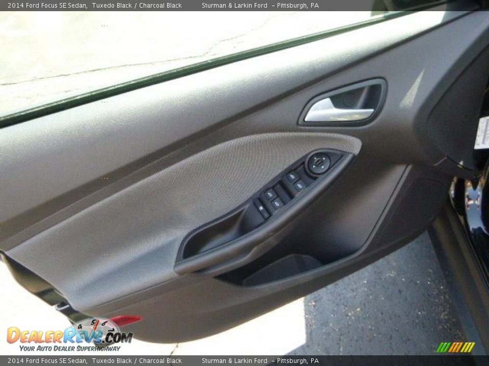 2014 Ford Focus SE Sedan Tuxedo Black / Charcoal Black Photo #11