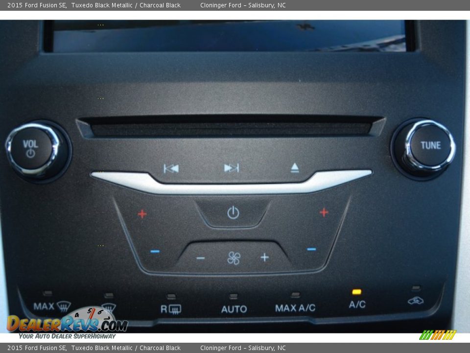 Controls of 2015 Ford Fusion SE Photo #18