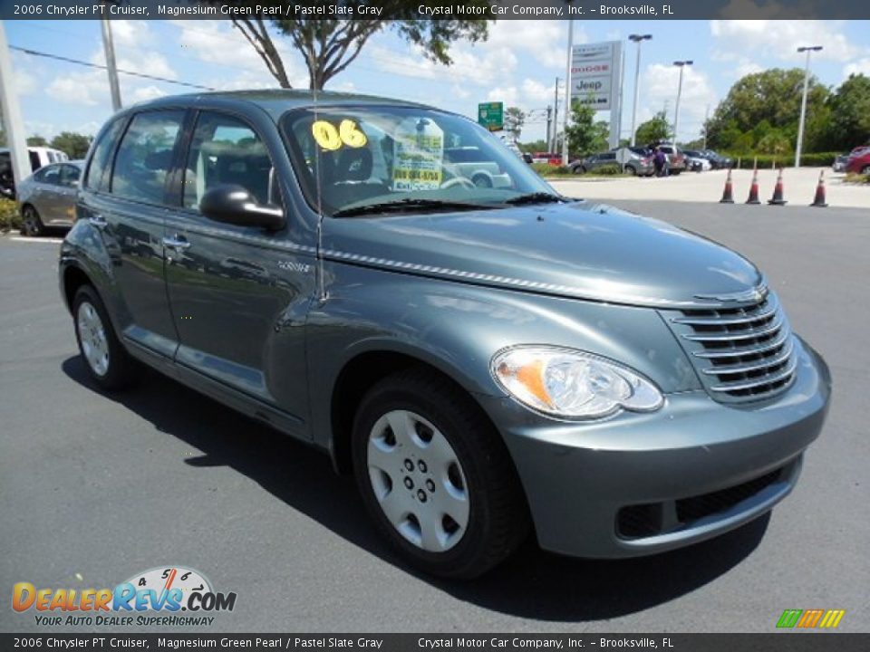 Front 3/4 View of 2006 Chrysler PT Cruiser  Photo #11