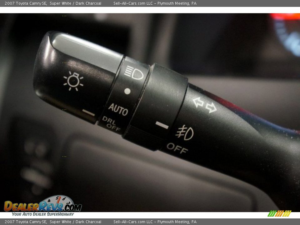 2007 Toyota Camry SE Super White / Dark Charcoal Photo #26