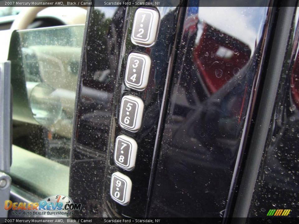 2007 Mercury Mountaineer AWD Black / Camel Photo #9