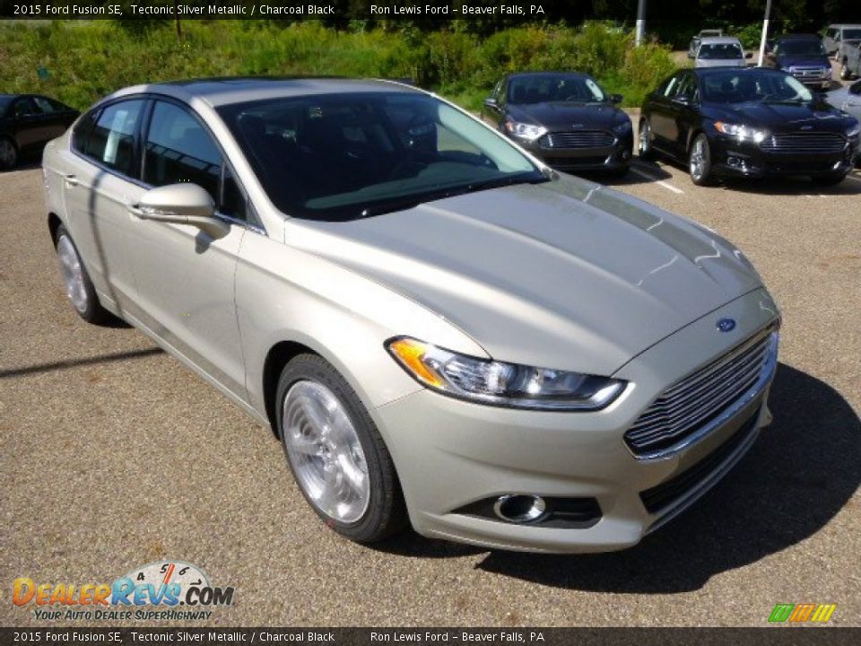 Front 3/4 View of 2015 Ford Fusion SE Photo #2