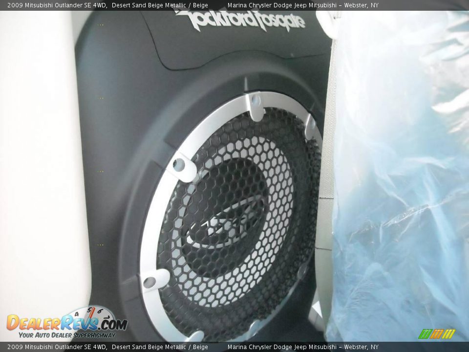 2009 Mitsubishi Outlander SE 4WD Desert Sand Beige Metallic / Beige Photo #4