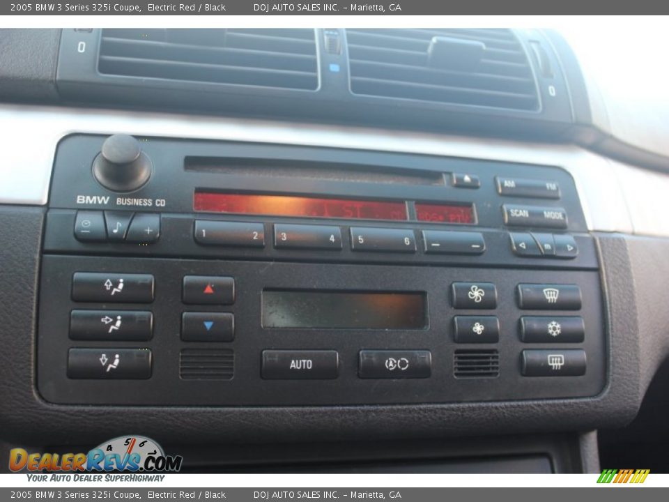 Controls of 2005 BMW 3 Series 325i Coupe Photo #11