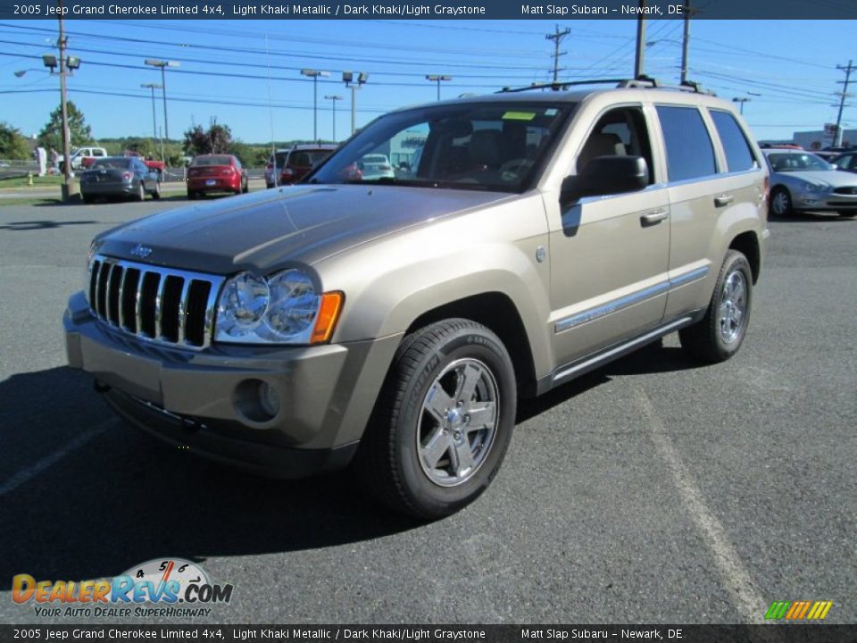 Front 3/4 View of 2005 Jeep Grand Cherokee Limited 4x4 Photo #2