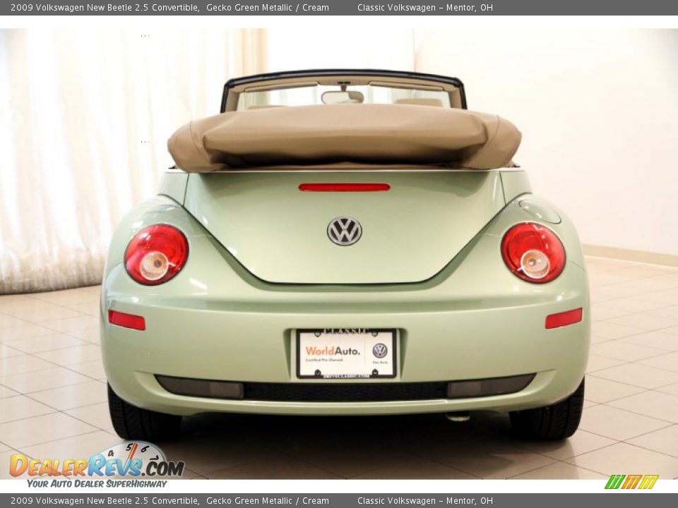 2009 Volkswagen New Beetle 2.5 Convertible Gecko Green Metallic / Cream Photo #17