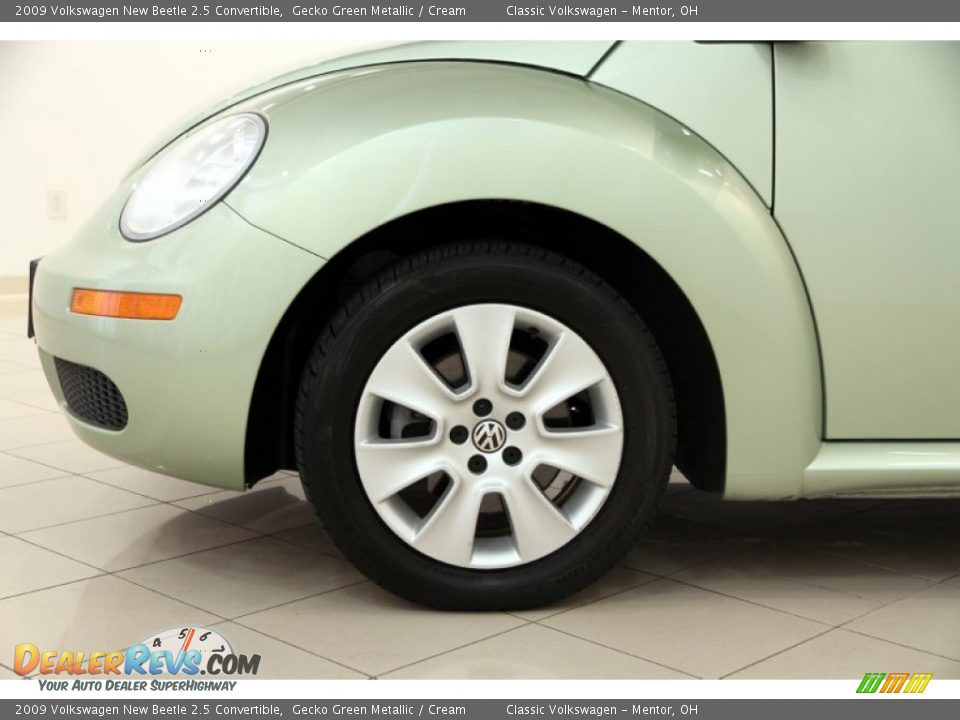 2009 Volkswagen New Beetle 2.5 Convertible Gecko Green Metallic / Cream Photo #19