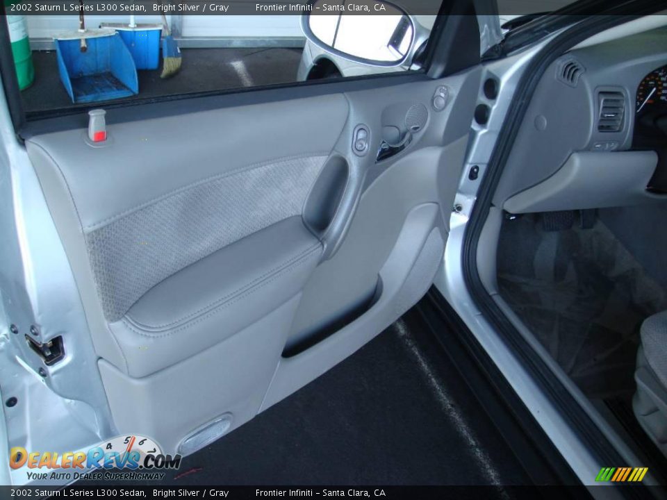 2002 Saturn L Series L300 Sedan Bright Silver / Gray Photo #12