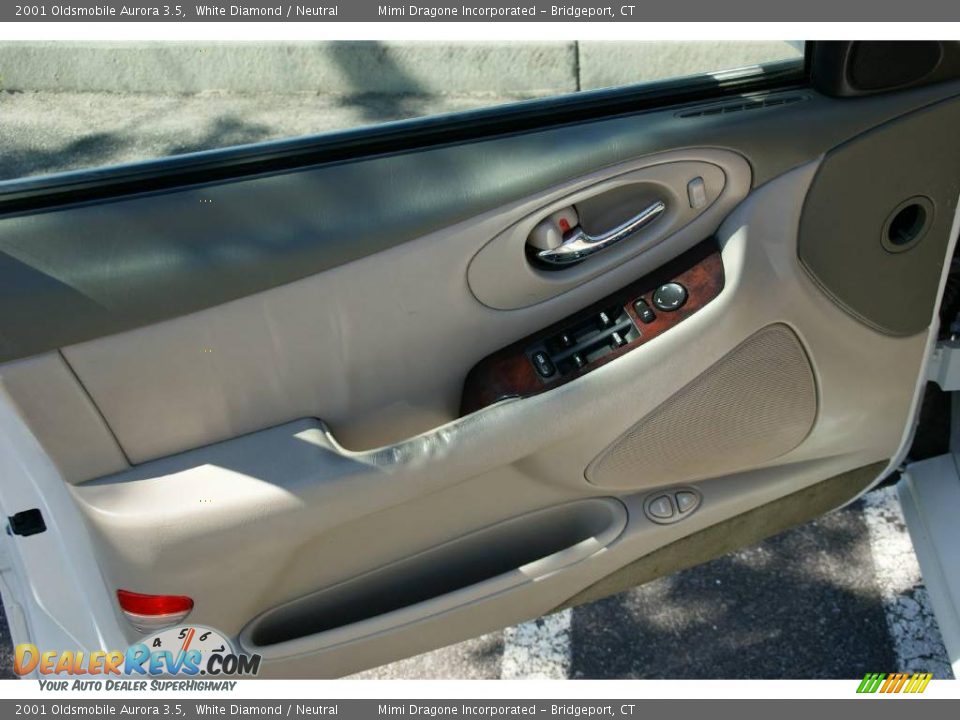 2001 Oldsmobile Aurora 3.5 White Diamond / Neutral Photo #11
