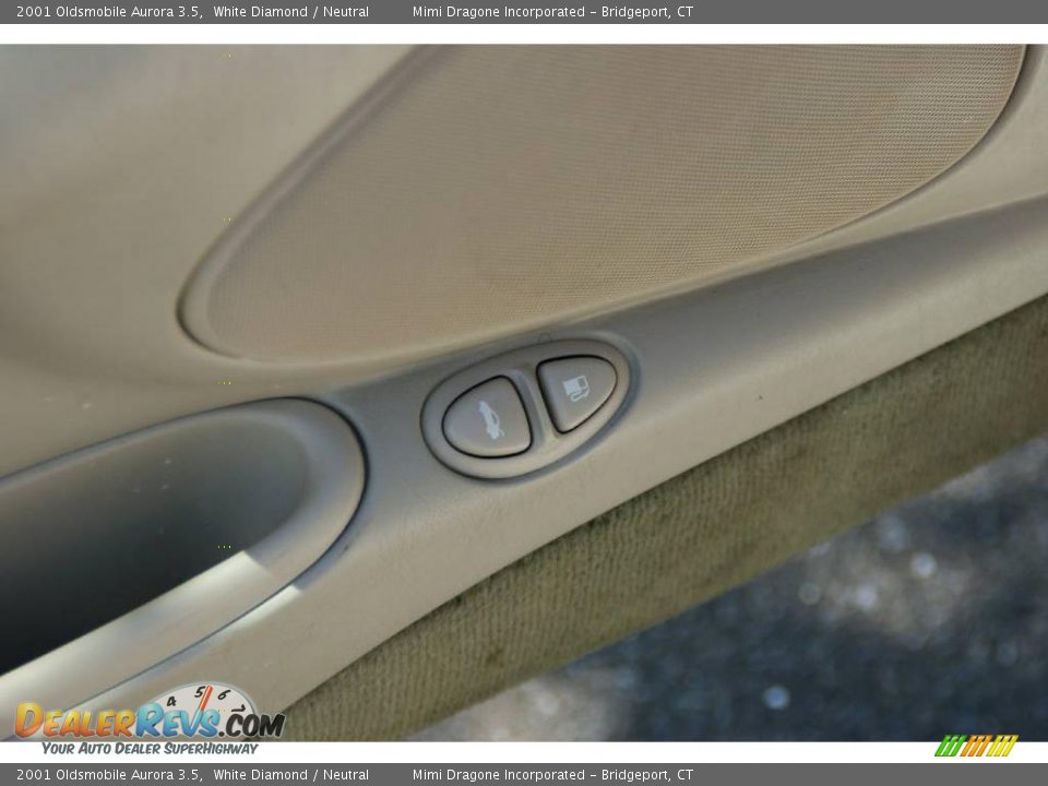 2001 Oldsmobile Aurora 3.5 White Diamond / Neutral Photo #12