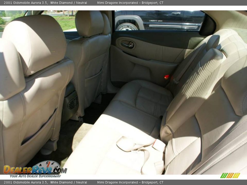 2001 Oldsmobile Aurora 3.5 White Diamond / Neutral Photo #13