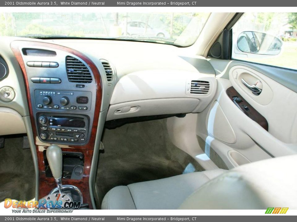 2001 Oldsmobile Aurora 3.5 White Diamond / Neutral Photo #16
