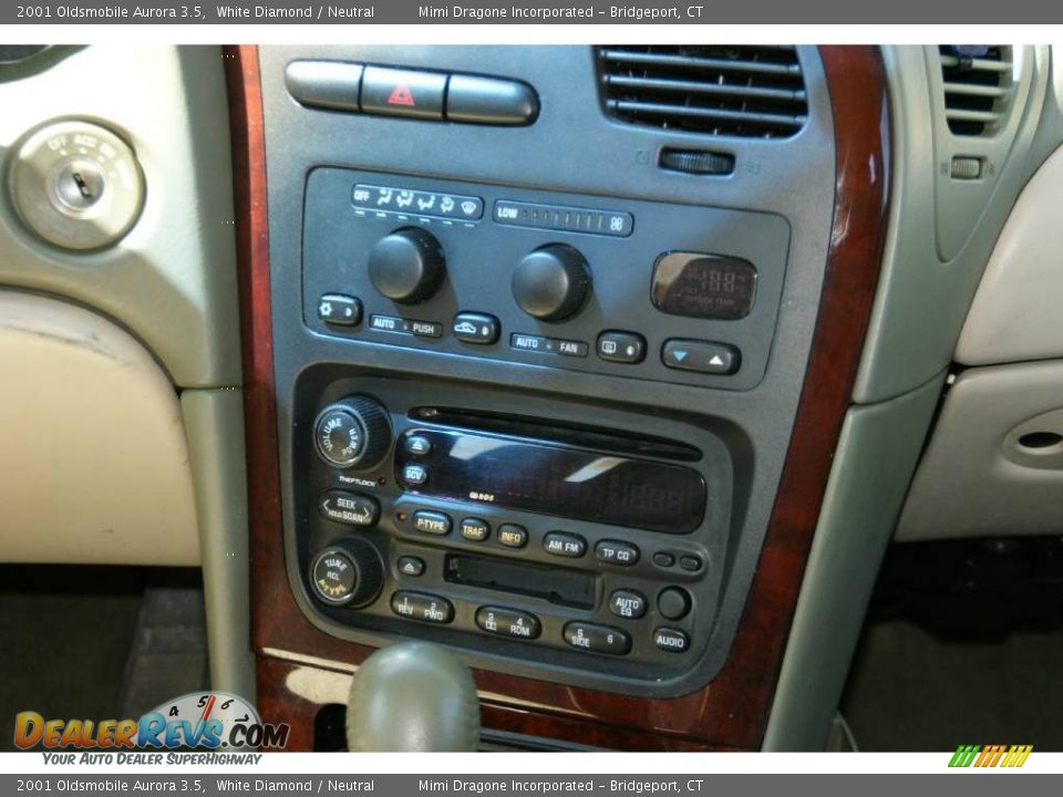 2001 Oldsmobile Aurora 3.5 White Diamond / Neutral Photo #17
