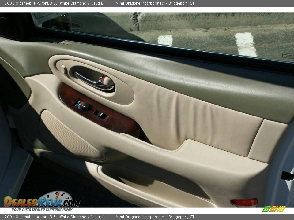 2001 Oldsmobile Aurora 3.5 White Diamond / Neutral Photo #19