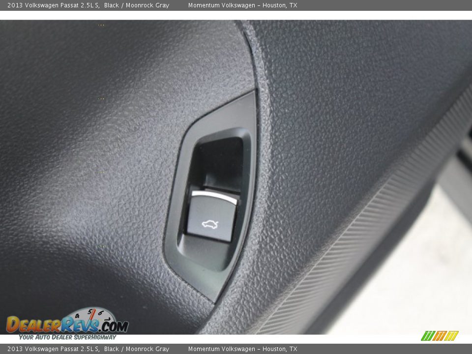 2013 Volkswagen Passat 2.5L S Black / Moonrock Gray Photo #16