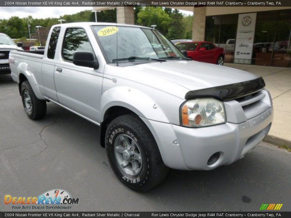 2004 Nissan Frontier XE V6 King Cab 4x4 Radiant Silver Metallic / Charcoal Photo #2