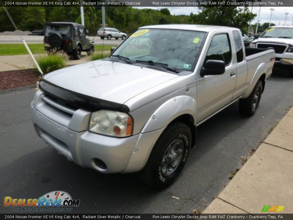 2004 Nissan Frontier XE V6 King Cab 4x4 Radiant Silver Metallic / Charcoal Photo #4