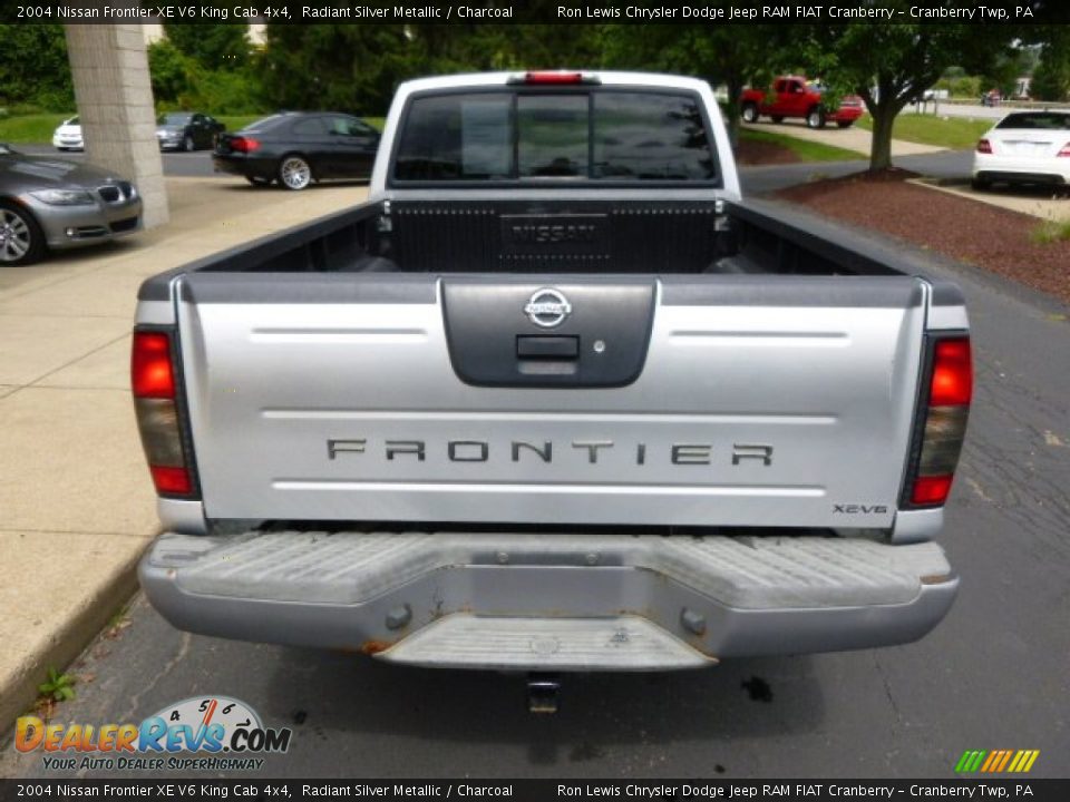 2004 Nissan Frontier XE V6 King Cab 4x4 Radiant Silver Metallic / Charcoal Photo #7