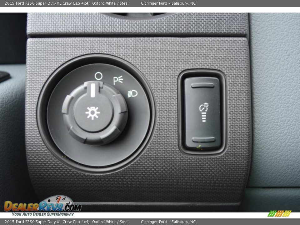 Controls of 2015 Ford F250 Super Duty XL Crew Cab 4x4 Photo #17