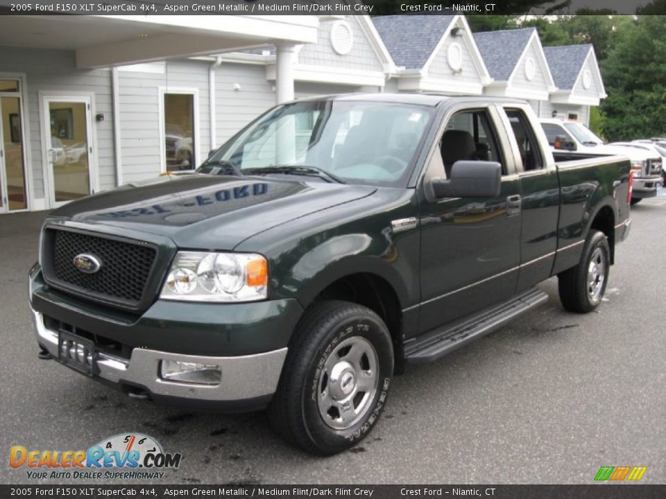 Front 3/4 View of 2005 Ford F150 XLT SuperCab 4x4 Photo #3